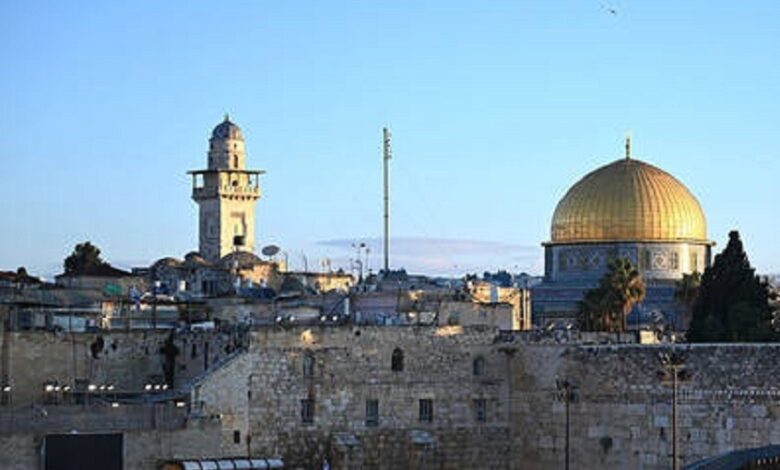 تصعيد خطير: إسرائيل تغلق المسجد الأقصى أمام صلاة الجمعة في رمضان وسط توتر إقليمي